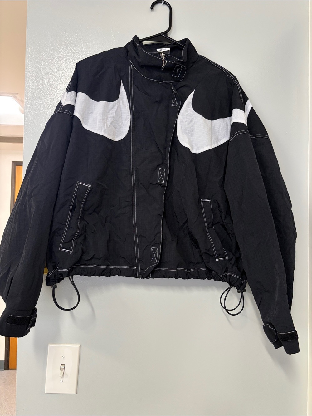 NIKE Women’s Sportswear Swoosh Repel Woven Oversized Jacket